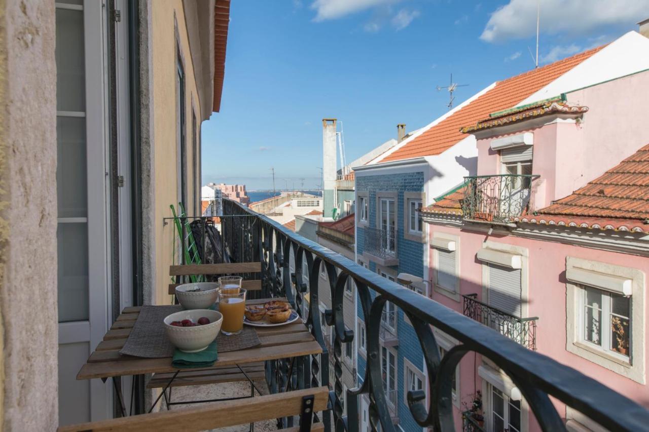 Lovelystay - Sunny Flat W/ Balcony Overseeing Graca And River * Lisboa
